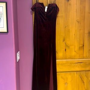 Long maroon formal Windsor dress. Brand new, never worn. Size M